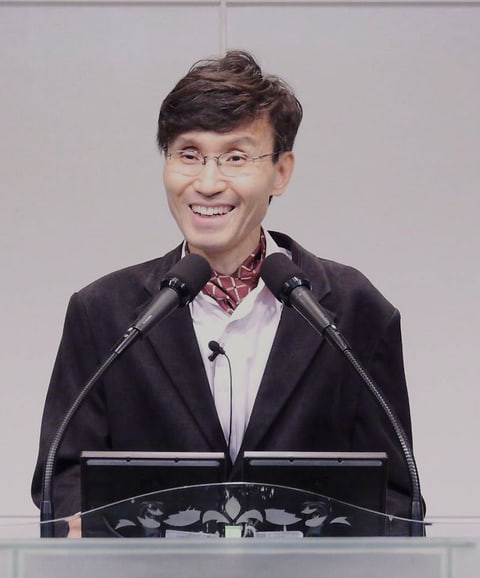 강단에서 강의하는 이필찬